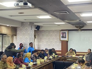 Walkot Respati Diadukan Pemulung TPA Putri Cempo Solo ke Pemprov Jateng