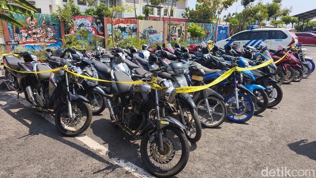 Barang bukti yang disita Bareskrim Polri dari kasino di Sukoharjo dan kini dititipkan di Mapolres Sukoharjo, Selasa (1/9/2026). Barang bukti yang disita Bareskrim Polri dari kasino di Sukoharjo dan kini dititipkan di Mapolres Sukoharjo, Selasa (1/9/2026).