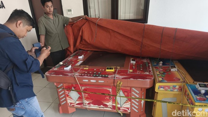 Barang bukti  yang disita Bareskrim Polri dari kasino di Sukoharjo dan kini dititipkan di Mapolres Sukoharjo, Selasa (1/9/2026).