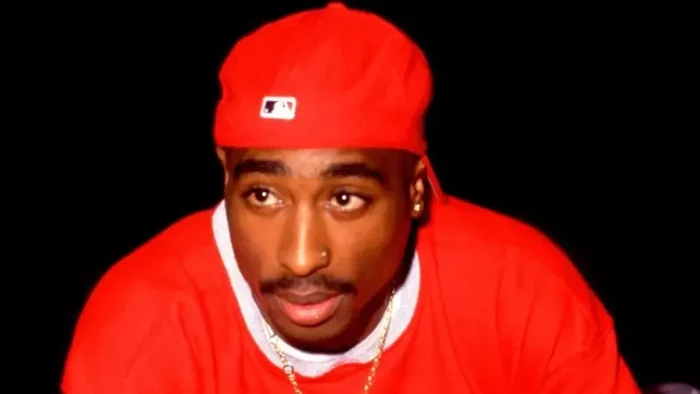 Tupac Shakur berpose untuk sebuah foto potret saat ajang Source Awards 1994 di Paramount Theatre, New York, pada 25 April 1994.