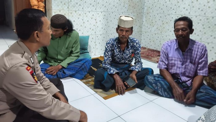 BPBD Pasuruan berkoordinasi dengan Tim SAR dalam proses pencarian nelayan yang hilang
