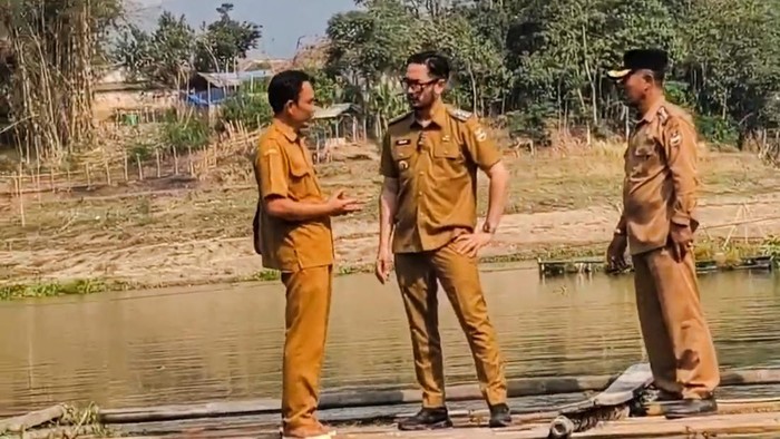 Bupati Jeje naik rakit yang dipakai siswa Cililin ke sekolah