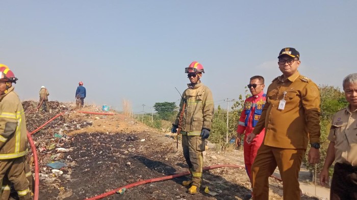 Bupati Klaten Hamenang Wajar Ismoyo mengecek lokasi TPA Troketon yang terbakar, Selasa (1/9/2026)