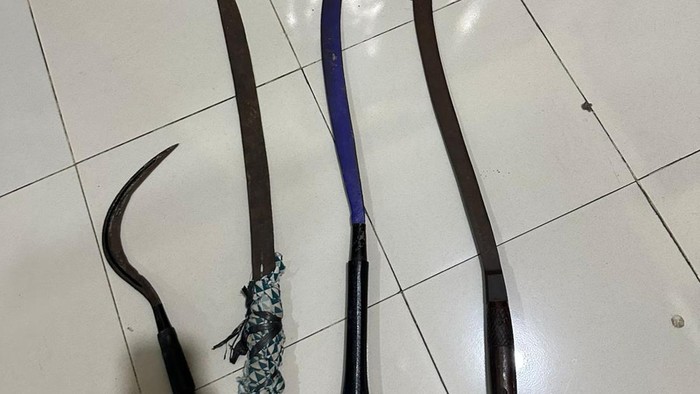 Sejumlah sajam beruoa tiga celurit dan sebilah pedang yang diamankan polisi saat meringkus pelaku pembacokan terhadap pemotor di kawasan Gose.