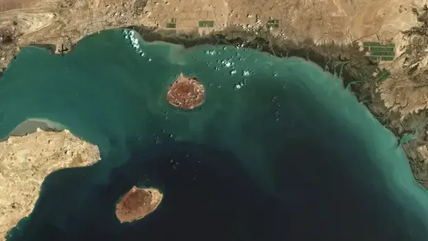Citra satelit yang diambil tahun 2020 menunjukkan jaringan pulau Iran, di gerbang masuk Selat Hormuz, yang terdiri atas Pulau Hormuz (kanan), Pulau Larak (tengah) dan Pulau Qeshm (kiri)