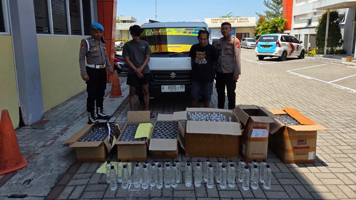 Dua orang pemasok miras di Gresik dibekuk polisi
