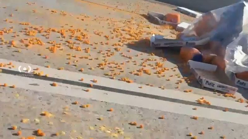 Duh! Ratusan Cheese Balls Tumpah di Tol, Malah Dipunguti Pengendara