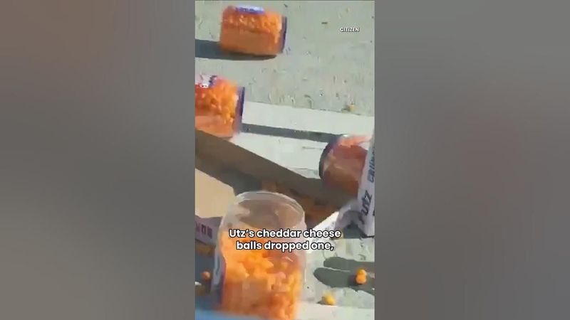 Duh! Ratusan Cheese Balls Tumpah di Tol, Malah Dipunguti Pengendara