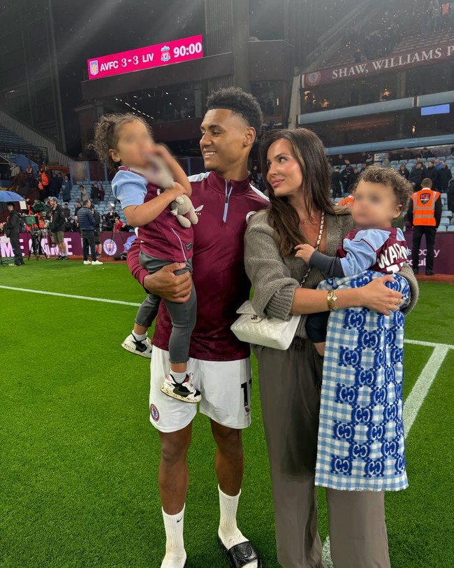potret-istri-influencer-ollie-watkins-yang-nangis-saat-keluarga-pindah
