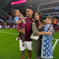Ellie tak kuasa menahan tangis saat keluarganya harus pindah secara mendadak ke Arab Saudi sejak Minggu lalu menyusul kepindahan Watkins senilai £51 juta (Rp 1 triliunan) dari Aston Villa setelah enam tahun. Foto: Instagram @ellievwatkins