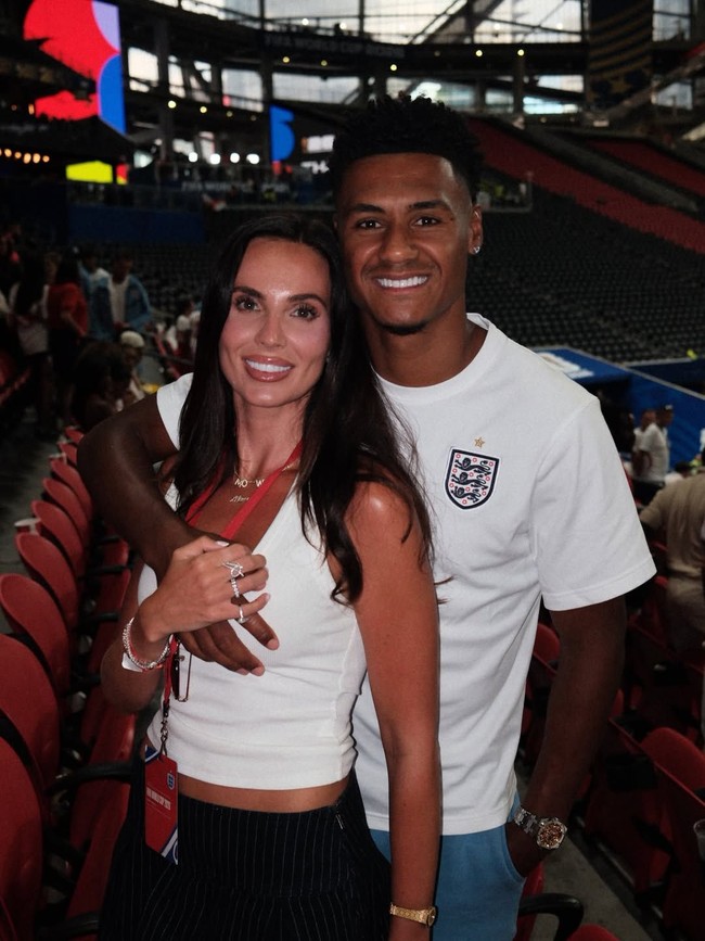 potret-istri-influencer-ollie-watkins-yang-nangis-saat-keluarga-pindah