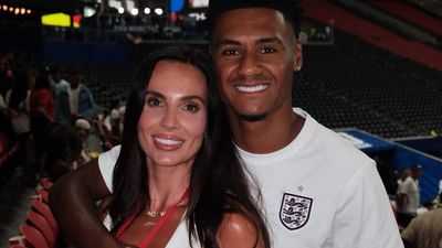 Potret Istri Influencer Ollie Watkins yang Nangis Saat Keluarga Pindah ke Arab