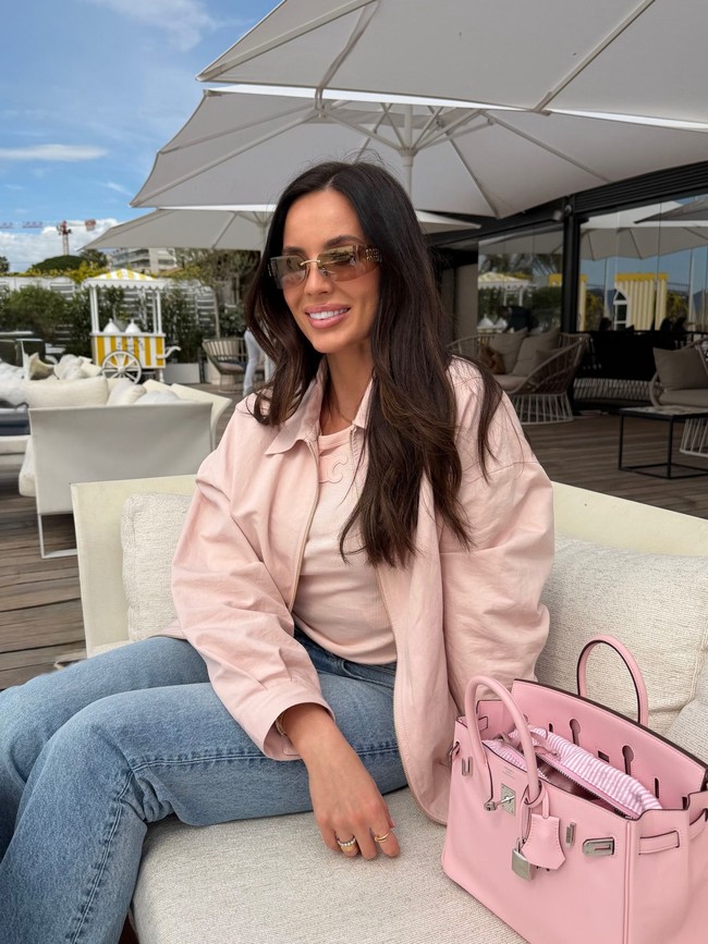 Diakui bahwa Ellie merasa agak gugup, sama ketika pertama kali pindah ke Birmingham. Tapi wanita 30 tahun itu ingin mendukung perkembangan suaminya. “Menyaksikan perkembangan karier Ollie di sini sungguh istimewa. Aku telah menyaksikan momen-momen puncak yang luar biasa sekaligus mendampinginya melewati masa-masa sulit, Foto: Instagram @ellievwatkins