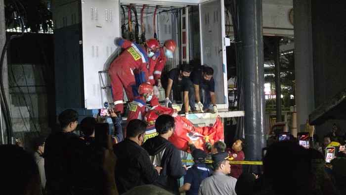 Evakuasi mayat dalam gardu listrik di Stasiun LRT Pancoran (Taufik/detikcom)
