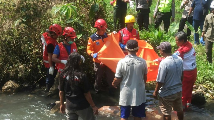 Evakuasi mayat pria tanpa identitas di kali Code di bawah Jembatan Baru UGM, Mlati, Sleman, Selasa (1/9).