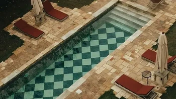 Kolam renang berpola papan catur di Casino Doxi Stracca, Puglia, Italia. Vila yang dulunya merupakan rumah bangsawan abad ke-18 ini dipugar dengan cermat. Kolam berlapis ubin motif papan catur dan dikelilingi batu tufa menjadi salah satu daya tarik utamanya. Foto: via Boredpanda