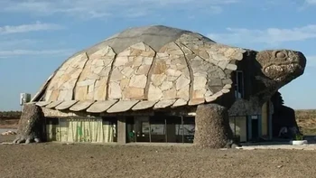 Bangunan unik berbentuk kura-kura ini ternyata sebuah bar yang berada di Bayanzag, Gurun Gobi, Mongolia. Desainnya dibuat menyerupai kura-kura raksasa, lengkap dengan tempurung, kepala, dan kaki yang membuatnya mencolok di tengah lanskap gurun. Foto: via Boredpanda
