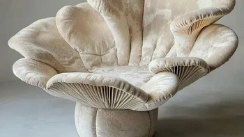 Kursi santai berbentuk jamur ini merupakan bagian dari konsep Fungiture karya seniman dan fotografer Paul Octavious. Desainnya mengubah bentuk jamur menjadi furnitur unik, lengkap dengan tudung dan detail insang di bagian bawah yang membuatnya terlihat seperti jamur raksasa. Foto: via Boredpanda