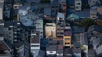 Bangunan yang seolah sedang menatap ini adalah Face House di Kyoto, Jepang. Dirancang arsitek Kazumasa Yamashita pada 1974, fasadnya dibuat menyerupai wajah manusia, dengan jendela bundar sebagai mata, ventilasi sebagai hidung, dan balkon sebagai telinga. Foto: via Boredpanda