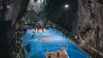 Lapangan basket yang tak biasa ini berada di dalam gua karst di Provinsi Guizhou, China. Foto tersebut tampaknya memperlihatkan salah satu arena basket gua yang menjadi ciri unik kawasan Guizhou. Provinsi ini memang memiliki beberapa lapangan semacam ini, termasuk di Xinchun Village dan Fengming Cave, yang memanfaatkan rongga gua alami sebagai arena olahraga. Foto: via Boredpanda