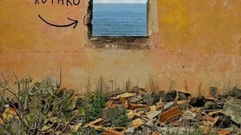 Karya street art bertajuk Free Rothko ini dibuat oleh seniman jalanan Prancis OAKOAK pada 2024. Ia memanfaatkan lubang jendela bangunan tua yang membingkai laut dan langit, lalu menambahkan tulisan FREE ROTHKO sebagai permainan visual yang mengingatkan pada lukisan abstrak Mark Rothko. Foto: via Boredpanda
