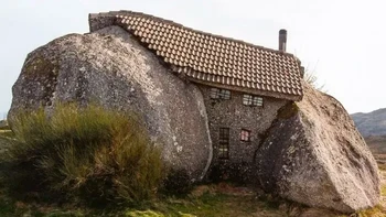 Rumah unik yang terjepit di antara batu raksasa ini adalah Casa do Penedo di kawasan Fafe, Portugal. Dibangun menggunakan empat bongkahan batu besar yang menjadi bagian dari fondasi, dinding, dan struktur rumah, bangunan ini sering dijuluki Flintstones House. Pembangunannya dimulai pada era 1970-an dan awalnya digunakan sebagai rumah liburan Foto: via Boredpanda