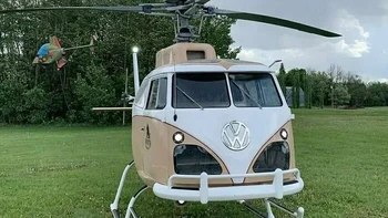 Seorang ahli perawatan pesawat asal Kanada sedang menggabungkan bus VW T1 klasik dengan suku cadang dari helikopter Airbus H125. Foto: via Boredpanda