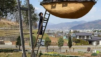 Bangunan yang tampak melayang ini adalah Flying Mud Boat, sebuah rumah teh karya arsitek Jepang Terunobu Fujimori di Chino, Prefektur Nagano, Jepang. Struktur berbahan kayu, tanah, dan plester tersebut digantung dengan kabel sehingga terlihat seperti perahu yang terbang di udara. Foto: via Boredpanda