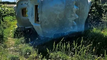 Rumah berbentuk cangkang kerang raksasa ini adalah Conch Shell House di Isla Mujeres, Meksiko. Bangunan unik tersebut merupakan karya seniman Octavio Ocampo bersama saudaranya, arsitek Eduardo Ocampo, dengan bentuk dan berbagai detail interior yang terinspirasi dari kerang laut. Foto: via Boredpanda
