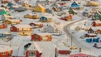 Rumah-rumah kayu berwarna cerah membuat permukiman bersalju di Greenland terlihat bak negeri dongeng. Penggunaan warna mencolok pada rumah menjadi pemandangan khas sejumlah kota di Greenland, menciptakan kontras cantik dengan lanskap putih saat musim dingin. Foto: via Boredpanda