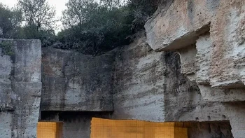 Hunian unik ini adalah Can Terra di Menorca, Spanyol, karya Ensamble Studio. Alih-alih mendirikan bangunan baru, arsiteknya menyulap bekas tambang batu yang terbengkalai menjadi tempat tinggal, dengan dinding batu asli tetap menjadi bagian utama interiornya. Foto: via Boredpanda