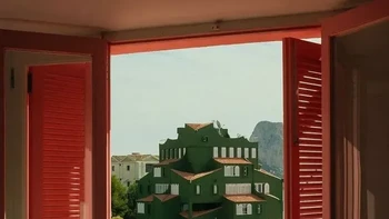 Bangunan hijau yang terlihat dari jendela ini adalah Xanadú di Calpe, Alicante, Spanyol, karya arsitek Ricardo Bofill. Dibangun sebagai eksperimen konsep garden city in space, bangunan apartemen bertingkat ini tersusun dari modul-modul geometris dan dibuat menyerupai benteng yang menyatu dengan lanskap sekitarnya. Foto: via Boredpanda