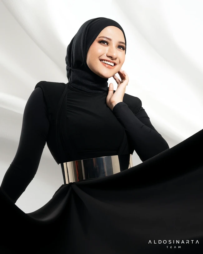 Nadzira Shafa dikenal luas sebagai istri dari almarhum Ameer Azzikra. Ia menikah dengan putra kedua almarhum Ustaz Arifin Ilham tersebut pada Juni 2021. Pernikahan mereka hanya berjalan selama 172 hari karena Ameer meninggal dunia pada November 2021. Nadzira kini aktif di media sosial membagikan beragam kegiatan dan juga konsisten mengunggah OOTD. Foto: Dok. Instagram @enazirashf_.