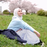 Gaya kasual yang segar ditunjukkan wanita 26 tahun ini lewat kemeja biru muda bertumpuk puffer jacket dan rok bermotif floral kecil. Pilihan hijab pashmina putih yang dililit rapi membuat tampilan luar ruangannya terlihat santai sekaligus manis. Foto: Dok. Instagram @enazirashf_.