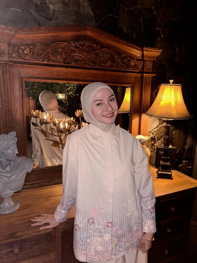 Nadzira tampil memakai tunik bermotif floral lembut dengan sentuhan warna pastel yang manis. Hijab pashmina polos bertekstur warna senada yang dililit rapi di leher melengkapi penampilannya yang rapi dan elegan. Foto: Dok. Instagram @enazirashf_.