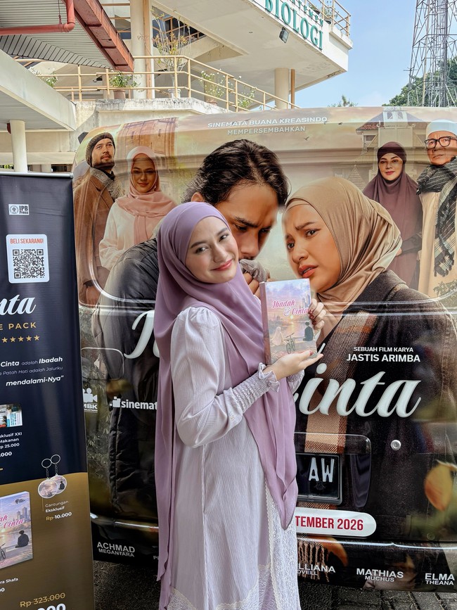 Nadzira Shafa menulis buku berjudul 172 Days yang mengisahkan perjalanan cinta dan kebersamaannya selama 172 hari dengan almarhum suaminya. Buku tersebut kemudian diadaptasi menjadi film populer. Ia meluncurkan koleksi novel terbaru berjudul Ibadah & Cinta. Foto: Dok. Instagram @enazirashf_.