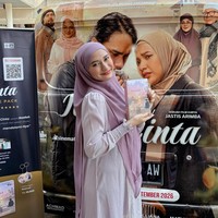 Nadzira Shafa menulis buku berjudul 172 Days yang mengisahkan perjalanan cinta dan kebersamaannya selama 172 hari dengan almarhum suaminya. Buku tersebut kemudian diadaptasi menjadi film populer. Ia meluncurkan koleksi novel terbaru berjudul Ibadah & Cinta. Foto: Dok. Instagram @enazirashf_.