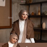 Gaya earth-tone yang memesona dihadirkan Nadzira Shafa melalui perpaduan kemeja putih berlapis outerwear cokelat tua dan pasmina bernuansa senada. Gaya lilitan pashmina menjuntai ini memberikan nuansa modern dan elegan. Foto: Dok. Instagram @enazirashf_.