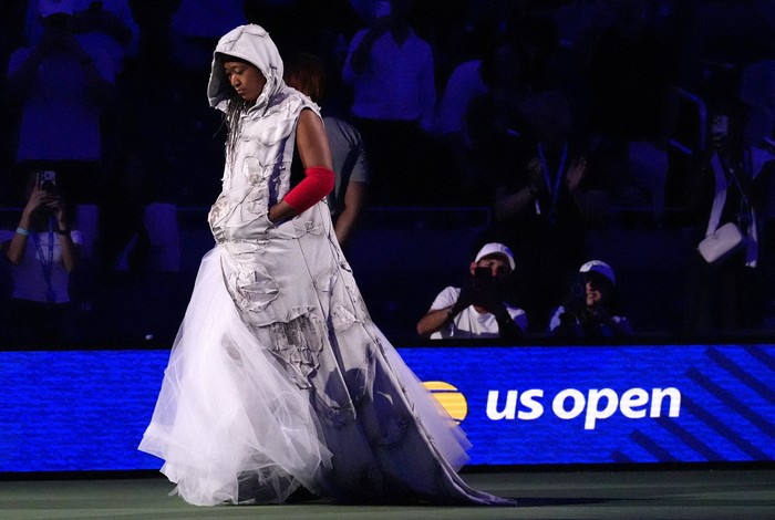Tennis - U.S. Open - Flushing Meadows, New York, United States - August 31, 2026 Japans Naomi Osaka arrives on court ahead of her first round match against Russias Anastasia Zakharova REUTERS/Eduardo Munoz