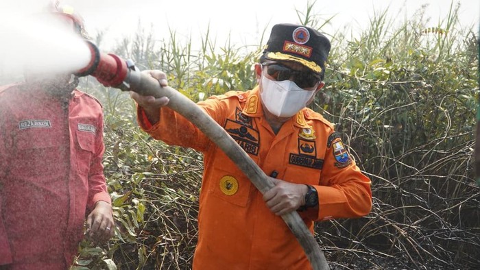 Gubernur Jambi Al Haris saat ikut bantu padamkan karhutla Jambi