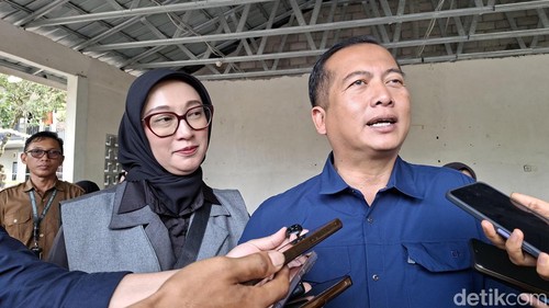 Gubernur Nusa Tenggara Barat (NTB) Lalu Muhamad Iqbal mendengar keluh kesah nasib para kader posyandu saat melakukan kunjungan ke Posyandu Desa Sesaot, Kecamatan Narmada, Lombok Barat, Selasa (1/9/2026). (Foto: Ahmad Viqi/detikBali).