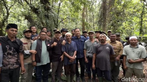 Gubernur Nusa Tenggara Barat (NTB) Lalu Muhamad Iqbal mengumpulkan tiga kepala desa, yaitu Kepala Desa Pakuan, Buwun Sejati, dan Sesaot di tengah Hutan Sesaot, Selasa (1/9/2026). (Foto: Ahmad Viqi/detikBali).