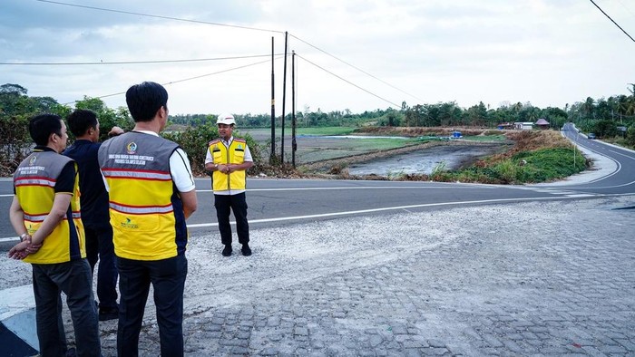 Gubernur Sulsel Andi Sudirman Sulaiman meninjau progres pembangunan infrastruktur jalan pada ruas Paleteang-Malimpung arah Kabere.