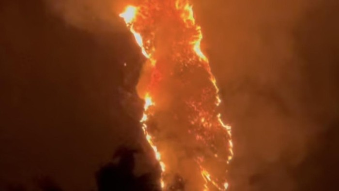 Gunung Lakawan Enrekang terbakar.