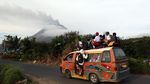 Gunung Sinabung Level Siaga, Warga Tetap Beraktivitas di Karo