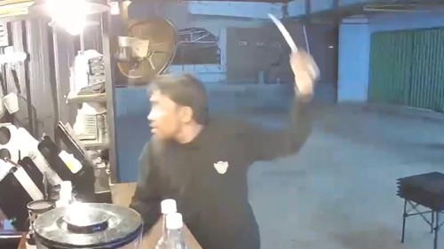 Guru PPPK diduga mengancam IRT pemilik kedai kopi menggunakan golok, di Kecamatan Sape, Kabupaten Bima, NTB, pada Minggu (30/8/2026). (Tangkapan layar)