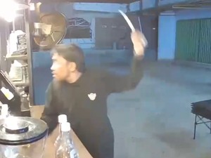 Video Viral Pria Berjenggot Ancam Wanita Penjual Kopi Pakai Golok di Bima