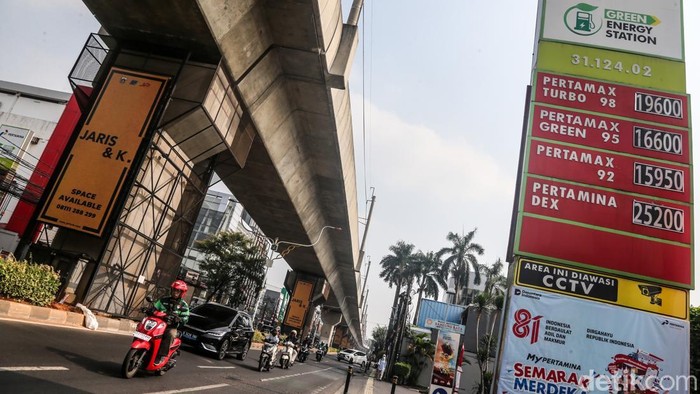 Warga membeli bahan bakar minyak (BBM) di SPBU Pertamina kawasan Cilandak, Jakarta, Selasa (1/9/2026). PT Pertamina Patra Niaga melakukan penyesuaian harga sejumlah produk BBM non subsidi per 1 September 2026.