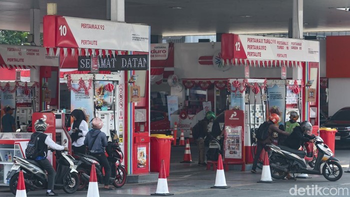 Warga membeli bahan bakar minyak (BBM) di SPBU Pertamina kawasan Cilandak, Jakarta, Selasa (1/9/2026). PT Pertamina Patra Niaga melakukan penyesuaian harga sejumlah produk BBM non subsidi per 1 September 2026.