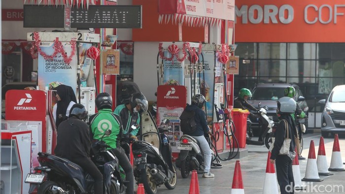 Warga membeli bahan bakar minyak (BBM) di SPBU Pertamina kawasan Cilandak, Jakarta, Selasa (1/9/2026). PT Pertamina Patra Niaga melakukan penyesuaian harga sejumlah produk BBM non subsidi per 1 September 2026.